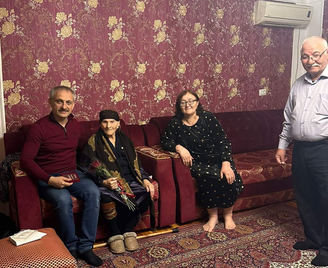 Энрик Муслимов поздравил ветерана тыла Ядгар Сардаровну с вековым юбилеем